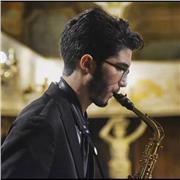 Laureato in sassofono classico fornisce lezioni di sassofono per tutti i livelli